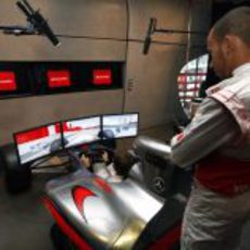 Lewis Hamilton observa a Jenson Button completar una vuelta en Londres