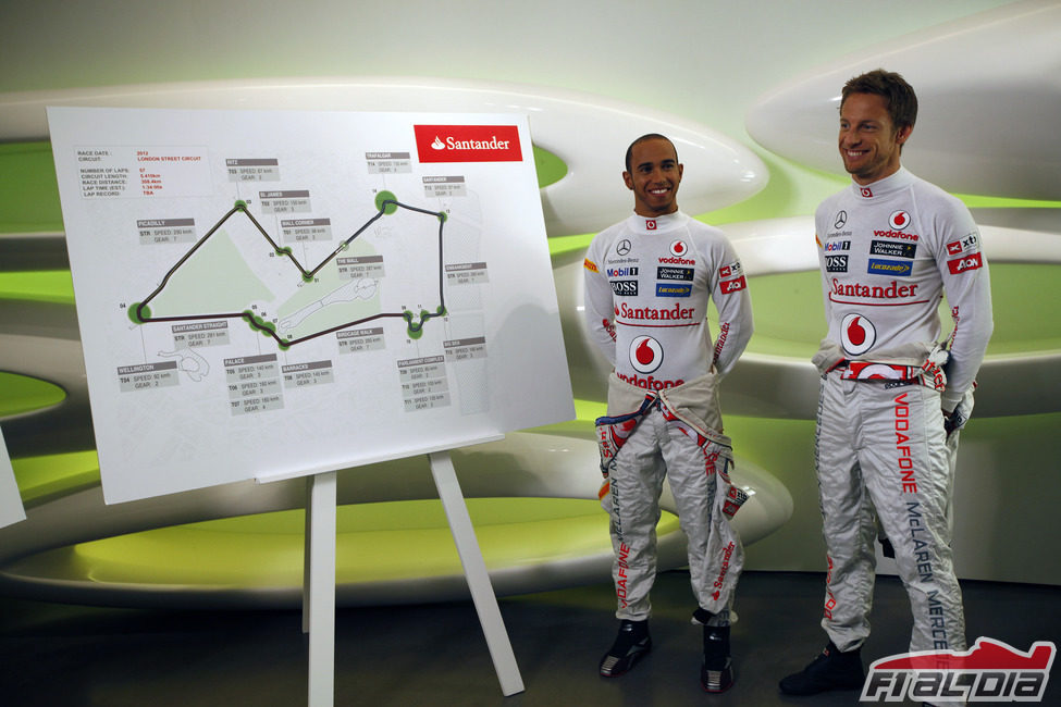 Lewis Hamilton y Jenson Button junto al mapa del circuito