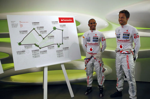 Lewis Hamilton y Jenson Button junto al mapa del circuito