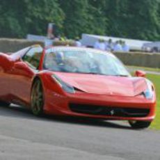 Un Ferrari 458 Italia Spider al límite tomando una curva