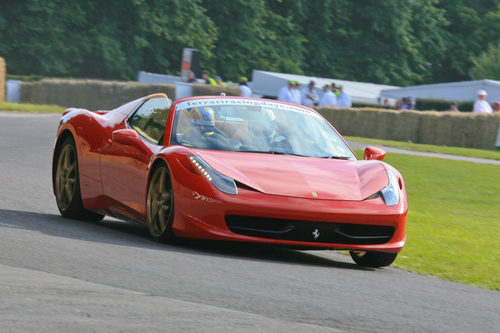 Un Ferrari 458 Italia Spider al límite tomando una curva