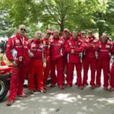 Marc Gené rodeado de algunos ingenieros de Ferrari