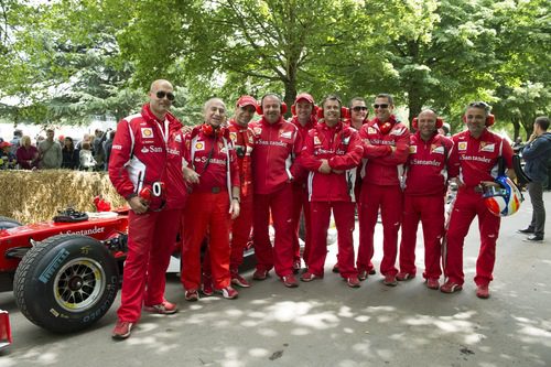 Marc Gené rodeado de algunos ingenieros de Ferrari