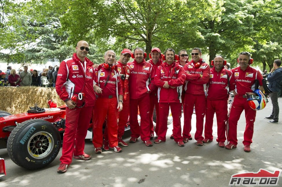 Marc Gené rodeado de algunos ingenieros de Ferrari