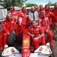 John Surtees junto a los chicos de Ferrari en Goodwood