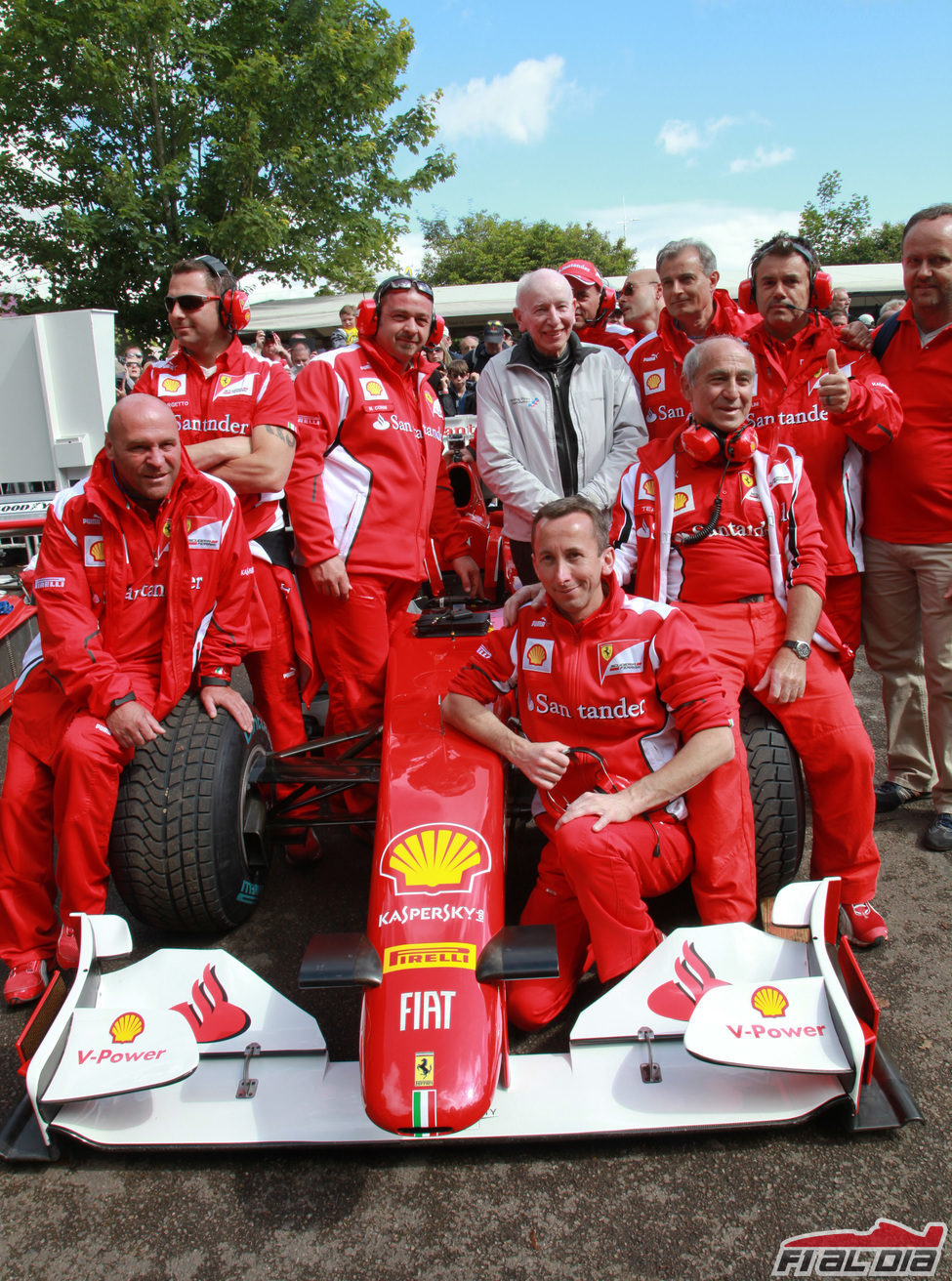 John Surtees junto a los chicos de Ferrari en Goodwood