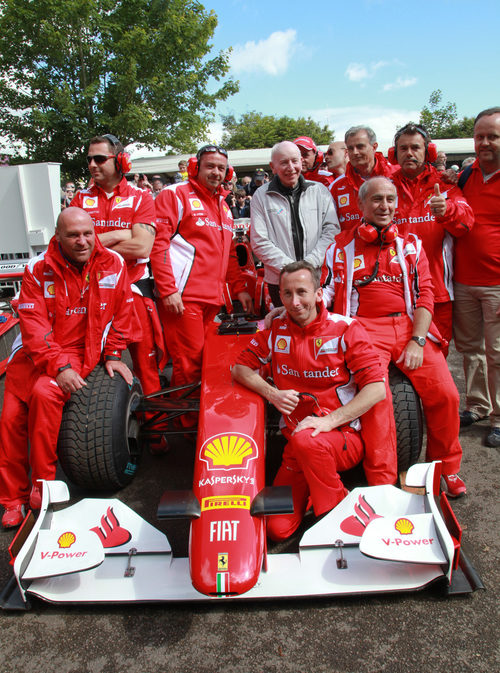 John Surtees junto a los chicos de Ferrari en Goodwood