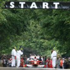 Marc Gené a los mandos del Ferrari F60 a punto de tomar la salida