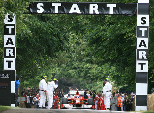 Marc Gené a los mandos del Ferrari F60 a punto de tomar la salida