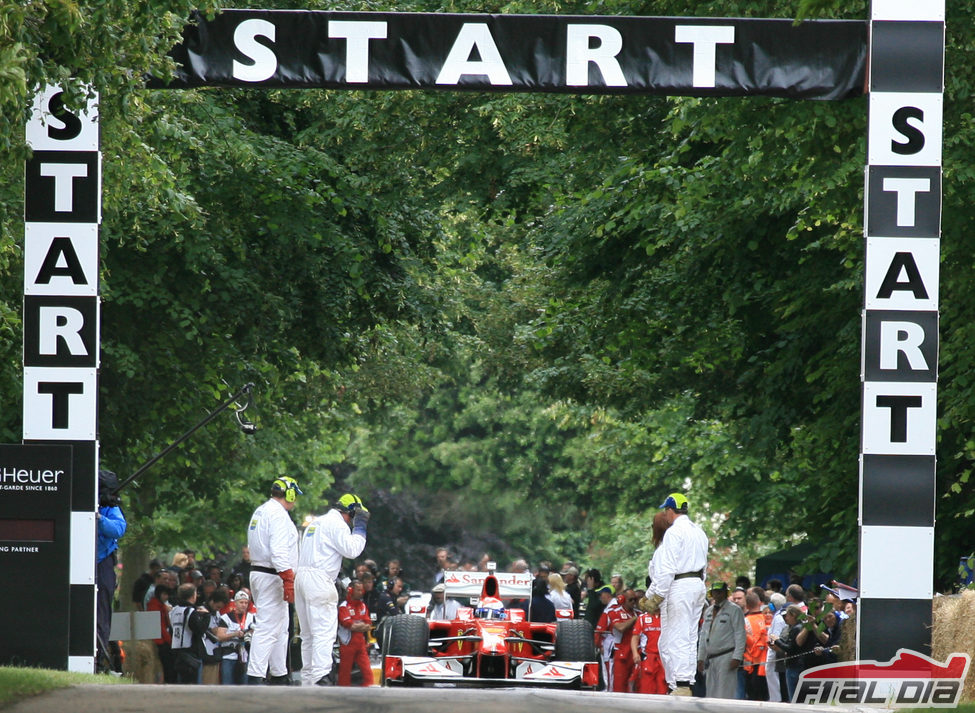 Marc Gené a los mandos del Ferrari F60 a punto de tomar la salida