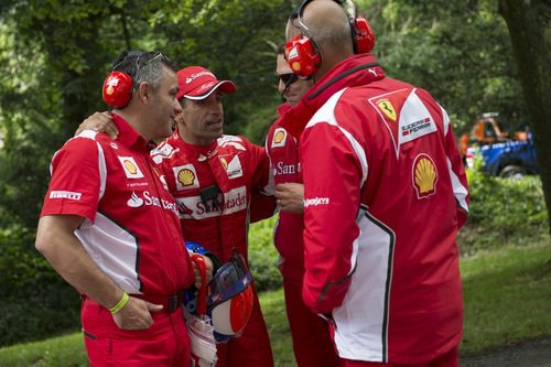 Marc Gené habla con algunos de los ingenieros de Ferrari