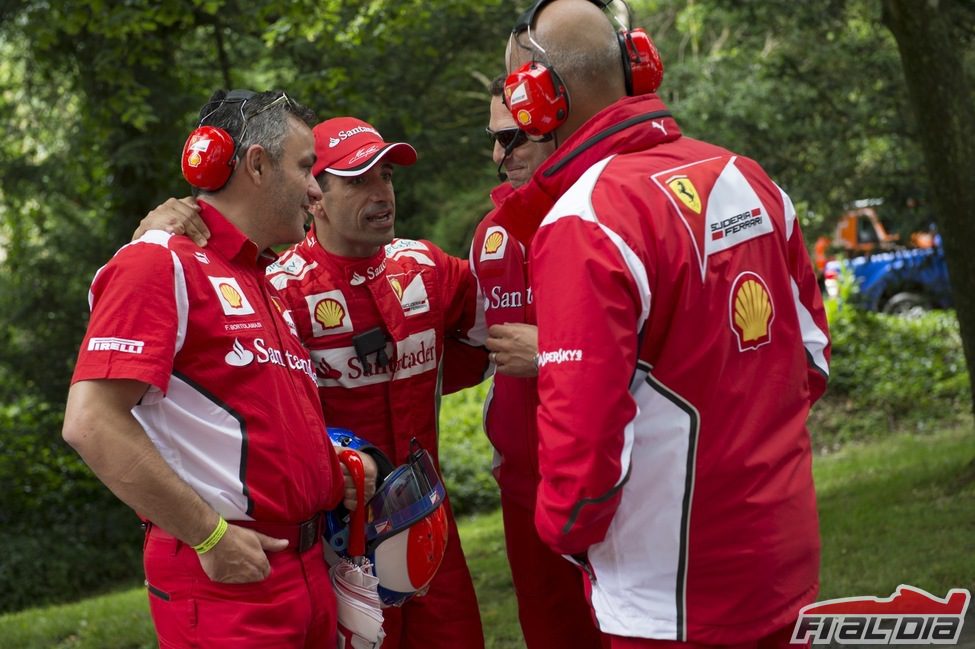 Marc Gené habla con algunos de los ingenieros de Ferrari
