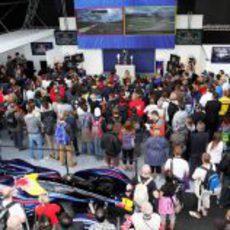 Mucho ambiente en la zona del equipo Red Bull