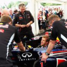 Sebastian Vettel sentado en el Red Bull en Goodwood