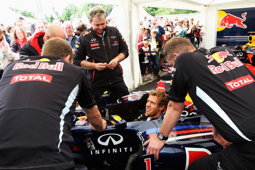 Sebastian Vettel sentado en el Red Bull en Goodwood