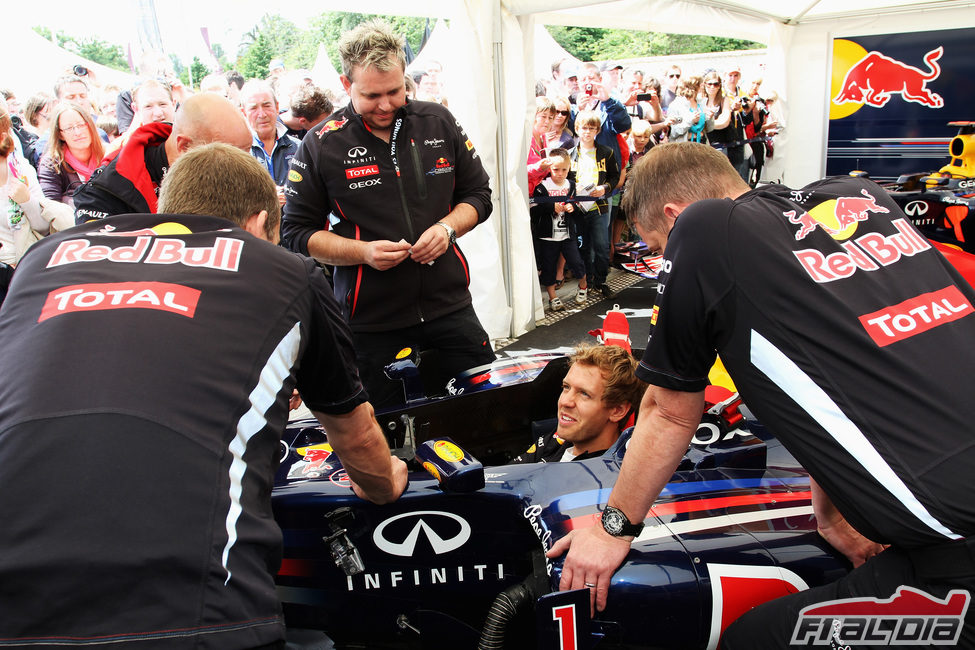 Sebastian Vettel sentado en el Red Bull en Goodwood
