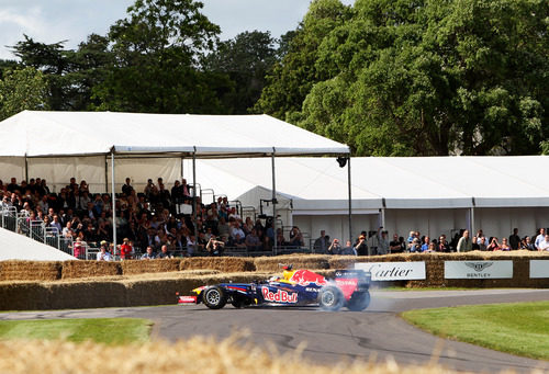 Sebastian Vettel se marca un trompo con el coche en Goodwood