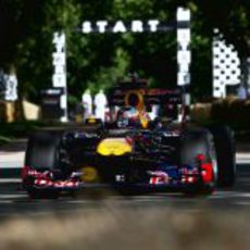 Sebastian Vettel conduce el Red Bull en Goodwood