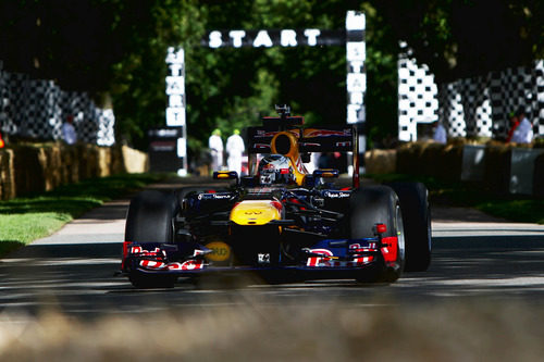 Sebastian Vettel conduce el Red Bull en Goodwood