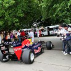 Sebastian Vettel pasa entre los aficionados en Goodwood