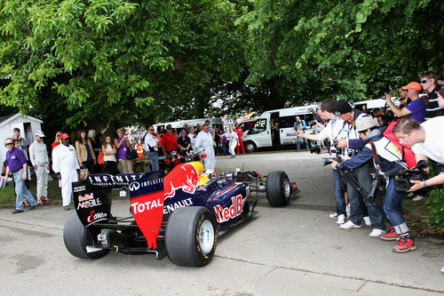 Sebastian Vettel pasa entre los aficionados en Goodwood