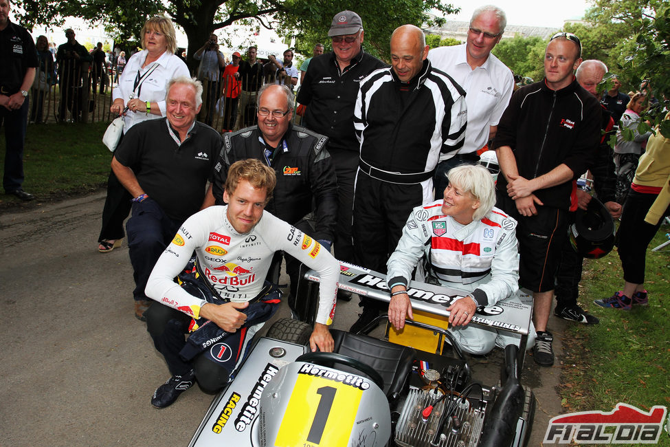 Sebastian Vettel posa junto a un coche de Hermetite Racing