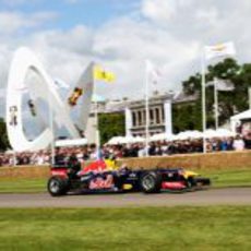 Mark Webber conduce durante el Festival de la Velocidad de Goodwood