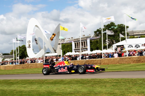 Mark Webber conduce durante el Festival de la Velocidad de Goodwood