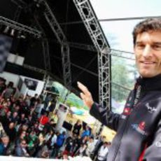 Mark Webber saluda a los aficionados en Goodwood