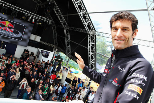 Mark Webber saluda a los aficionados en Goodwood