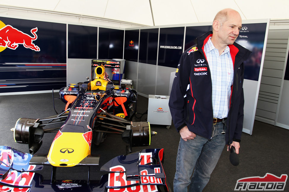 Adrian Newey en el garaje de Red Bull en Goodwood