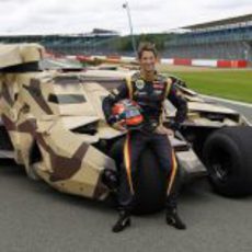 Romain Grosjean sentado en el Batmóvil en Silverstone