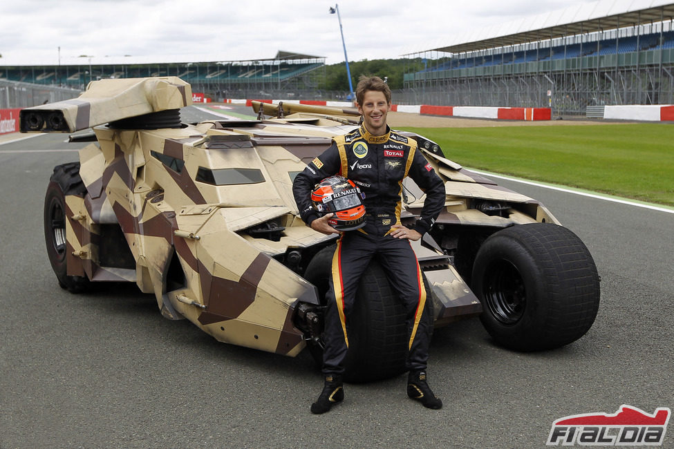 Romain Grosjean sentado en el Batmóvil en Silverstone