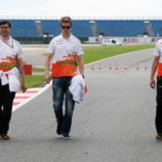 Nico Hülkenberg recorre Silverstone con sus ingenieros