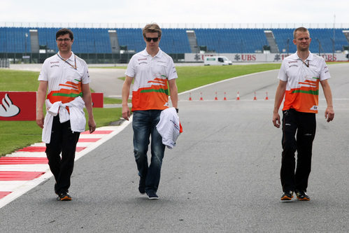 Nico Hülkenberg recorre Silverstone con sus ingenieros