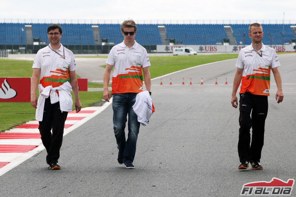 Nico Hülkenberg recorre Silverstone con sus ingenieros