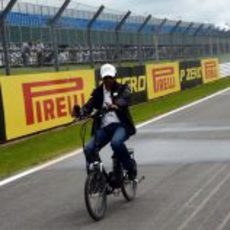 Narain Karthikeyan se pasea en bicicleta en Silverstone