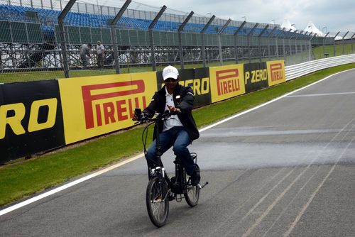 Narain Karthikeyan se pasea en bicicleta en Silverstone