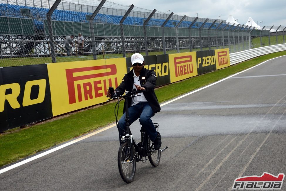 Narain Karthikeyan se pasea en bicicleta en Silverstone