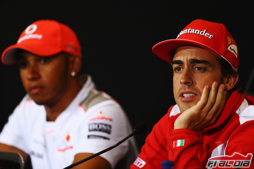 Fernando Alonso responde a en la rueda de prensa de la FIA