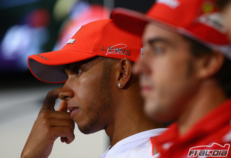 Hamilton y Alonso, de nuevo juntos en la rueda de prensa de la FIA