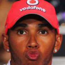 Lewis Hamilton aprieta los labios en la rueda de prensa de la FIA