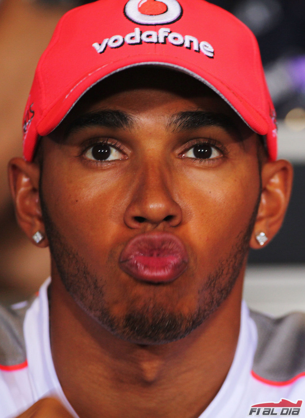 Lewis Hamilton aprieta los labios en la rueda de prensa de la FIA