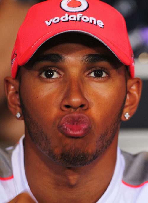 Lewis Hamilton aprieta los labios en la rueda de prensa de la FIA