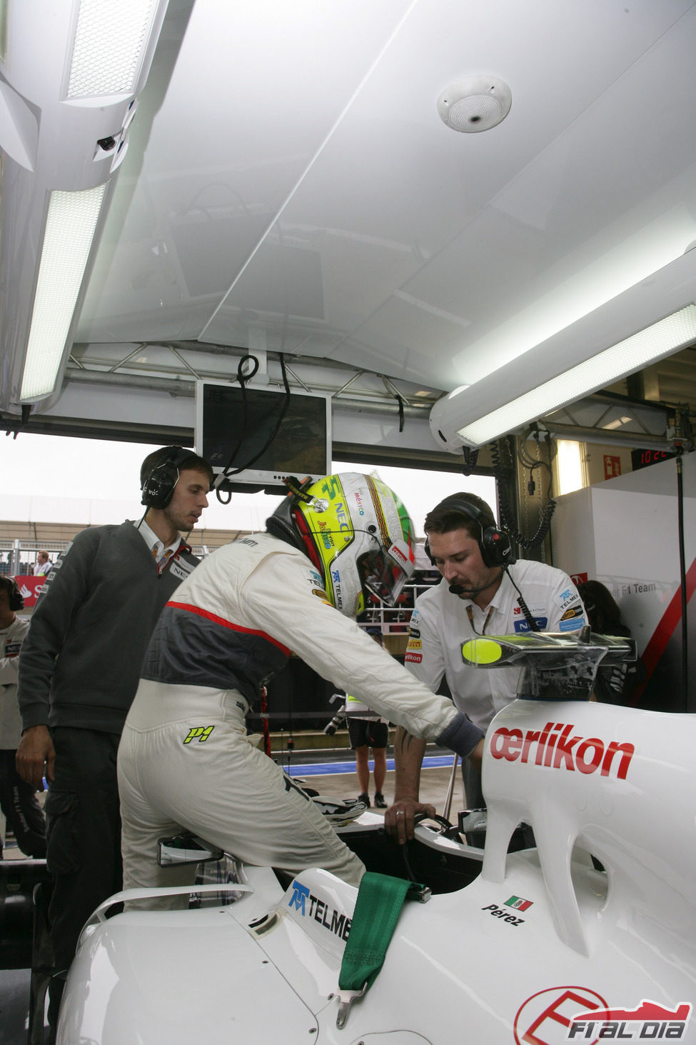 Sergio Pérez se sube al C31 en Silverstone