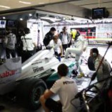 Nico Rosberg subiéndose al monoplaza en el box de Mercedes AMG