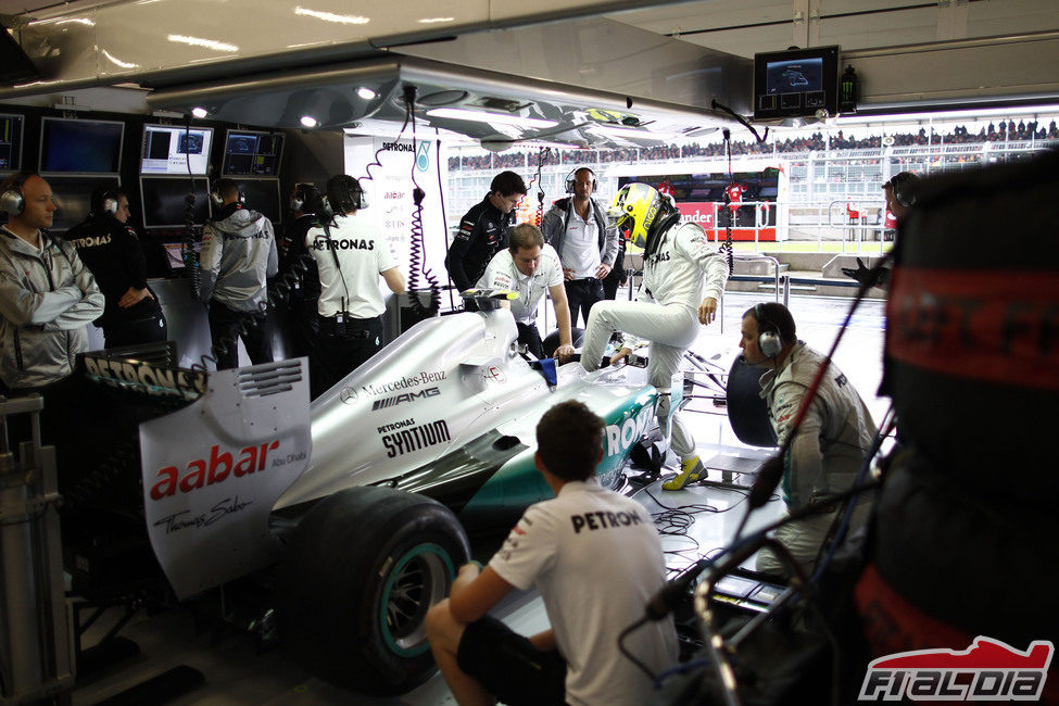 Nico Rosberg subiéndose al monoplaza en el box de Mercedes AMG