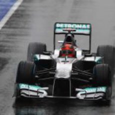 Michael Schumacher sale del pit-lane de Silverstone