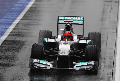 Michael Schumacher sale del pit-lane de Silverstone