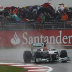 Los aficionados observan desde la grada a Michael Schumacher